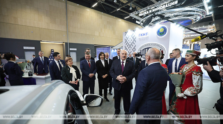 Лукашенко вручил символы Государственного знака качества 