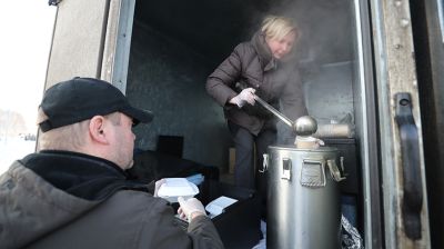 "Согрей теплом": горячее питание доставляют работникам ЖКХ, убирающим снег в Минске
