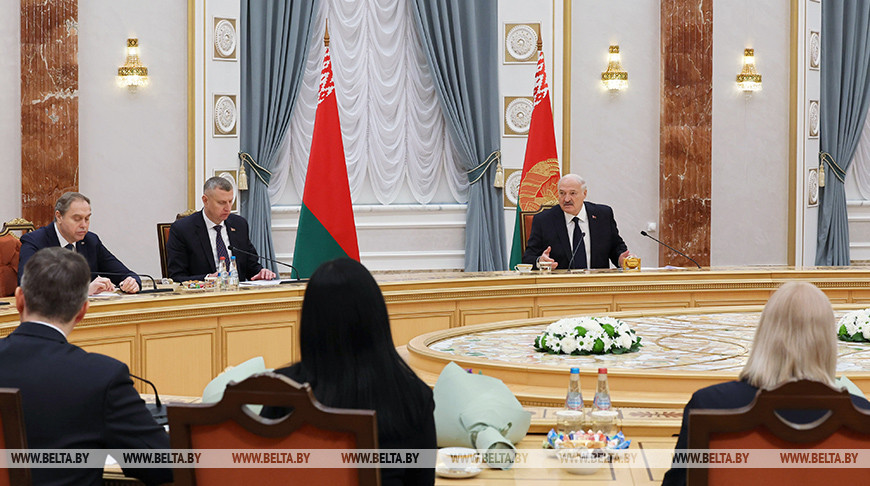 Лукашенко вручил дипломы доктора наук и аттестаты профессора