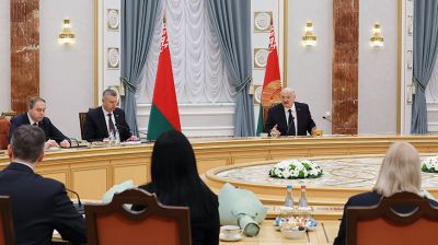 Лукашенко вручил дипломы доктора наук и аттестаты профессора