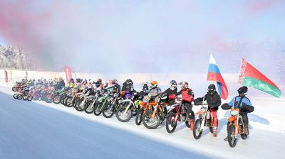 С жаждой адреналина. Белорусские гонщики покоряют стихию на соревнованиях по мотоспидвею  