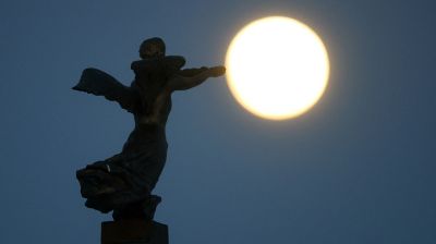 Снежная Луна озарила небо над Беларусью: редкое полнолуние можно наблюдать в ночь на 2 февраля  