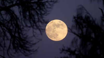 Снежная Луна в небе над Беларусью