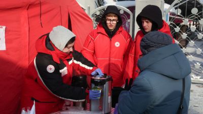 Теплая забота в мороз: волонтеры Красного Креста помогли более 3 тыс. человек в Могилевской области
