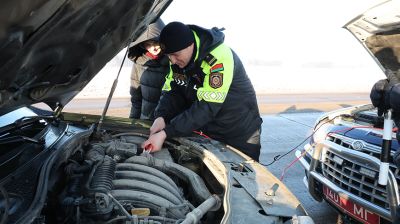 Запуск двигателей, буксировка и горячий чай: как ГАИ Могилевской области помогает людям в морозы