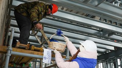 Мороз не страшен. На помощь строителям технопарка в Минске поспешил "Васильковый патруль" БСЖ