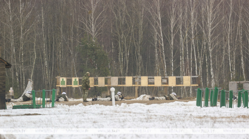 Десантники во время проверки ВС на Брестском полигоне выполняют стрельбы из различных видов оружия