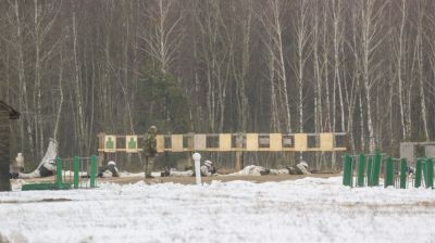 Десантники во время проверки ВС на Брестском полигоне выполняют стрельбы из различных видов оружия