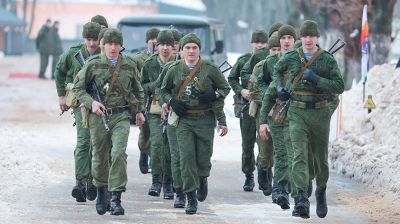 Марш-бросок и подтягивание. Десантники и гвардейцы сдают нормативы по физподготовке во время проверки ВС 