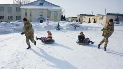 Домашние блины, конкурсы и приятные сюрпризы. В воинской части в Могилеве встретили Масленицу
