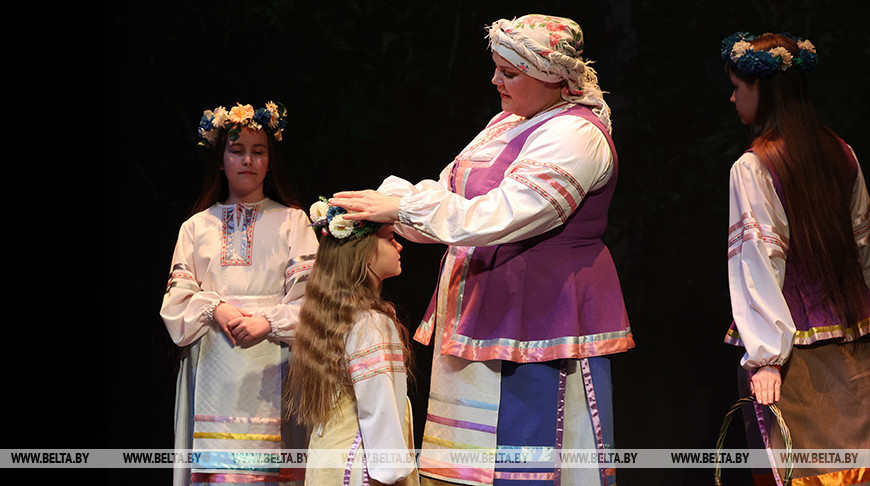 "Ода белорусской женщине". Со сцены Купаловского театра читают стихи на "роднай мове"  