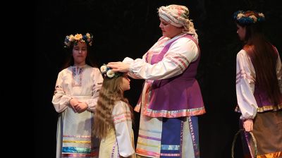 "Ода белорусской женщине". Со сцены Купаловского театра читают стихи на "роднай мове"  