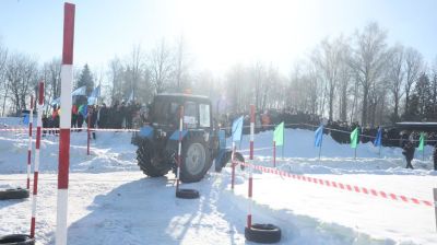 Зимнее бездорожье и огневой рубеж: "Тракторный биатлон" в Горках испытал на прочность людей и технику