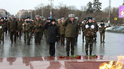 К монументу Победы возложили цветы в День защитников Отечества