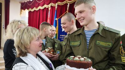 Ароматные домашние пироги приготовили в честь праздника молодым десантникам в Витебске