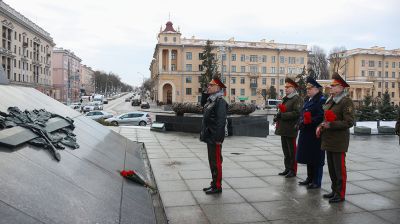 К монументу Победы возложили цветы в День защитников Отечества