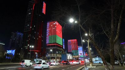 В Ташкенте здания окрасились в цвета белорусского флага 