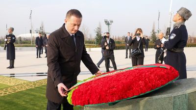 Турчин возложил венок к монументу Независимости в Ташкенте