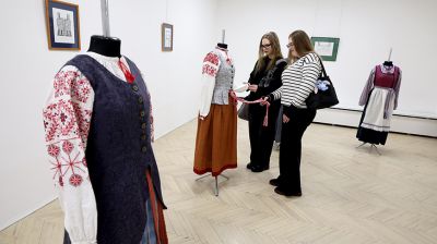 С точностью в деталях. В Витебске открылась выставка народного костюма от молодого дизайнера