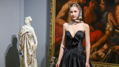 В НХМ состоялась перформанс-презентация коллекционных платков "Все носят Царфина"