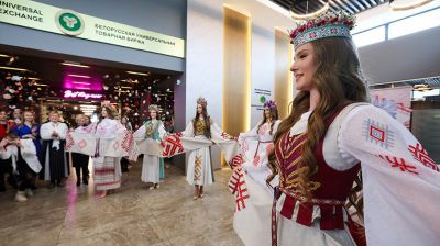 Белорусские льняные изделия, косметика, фарфор. Что показали зарубежным дамам на приеме накануне 8 Марта