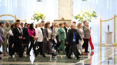 Для участников форума "Женщина и будущее деревни" провели экскурсию во Дворце Независимости