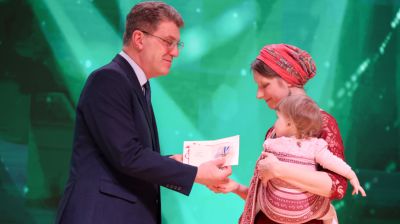 "Образец для молодежи". Орден Матери вручили 26 многодетным минчанкам