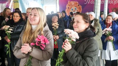 Настроение с доставкой к рабочему месту. В Могилеве идут концерты в цехах предприятий ко Дню женщин 