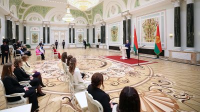 Едины в стремлении сделать страну лучше. Лукашенко в преддверии 8 Марта вручил женщинам госнаграды 