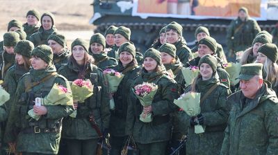 Женщин-военнослужащих Западного оперативного командования с наступающим 8 Марта поздравили на полигоне 