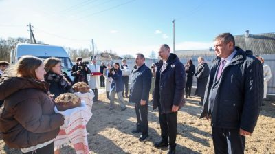  Мамина мечта исполнилась. Многодетной семье из Вилейского района подарили автомобиль
