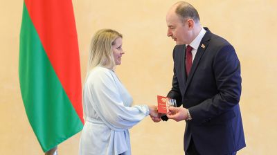 Орденом Матери наградили 42 представительниц Минской области