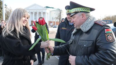 Цветы для солнечных улыбок автоледи. В Витебске стартовала областная акция ГАИ в честь Дня женщин