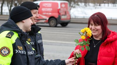 Вместо проверки документов - цветы. Сотрудники ГАИ поздравили могилевских женщин-водителей