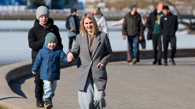 Первая неделя весны завершается солнечно: счастливые минчане проводят время с семьями в городских парках  
