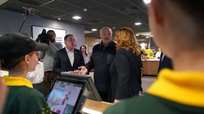 Лукашенко 8 марта приехал в один из ресторанов сети "Мак.бай" и продегустировал местное меню
