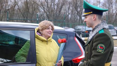Плац-концерты, море цветов и теплых слов. В Бресте мужчины поздравили женщин