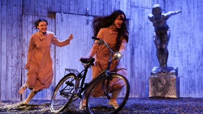 Спектакль "Земля Эльзы" прошел в Белорусском государственном молодежном театре