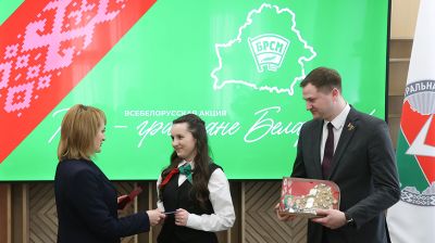 "Каждый рад получить тут паспорт". Всебелорусская акция "Мы - граждане Беларуси!" прошла в ЦИК  