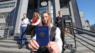 "Такое происходит не каждый день". Белорусским школьникам вручили паспорта в Совете Республики 