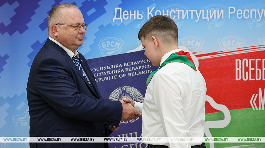Свои первые паспорта из рук председателя КГК получили десять юных белорусов
