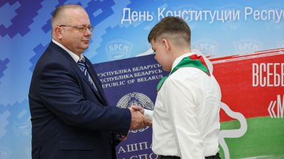 Свои первые паспорта из рук председателя КГК получили десять юных белорусов