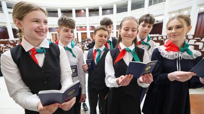 Не только права, но и обязанности перед Родиной. Школьникам вручили паспорта в Палате представителей