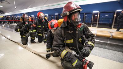 Ночные учения МЧС прошли на станции метро "Аэродромная" в Минске