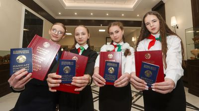 "Люблю нашу страну за спокойствие, традиции и природу". В Брестской области вручили паспорта лучшим учащимся 