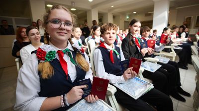 "Важный день, который останется в памяти". Столичным школьникам вручили паспорта в Минской ратуше 