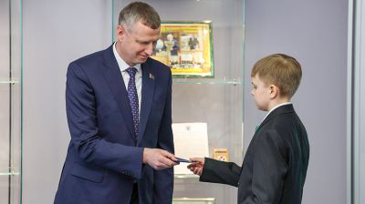 Крутой - школьникам: паспорт - это документ, в котором встречается ваша личная история и корни всей страны