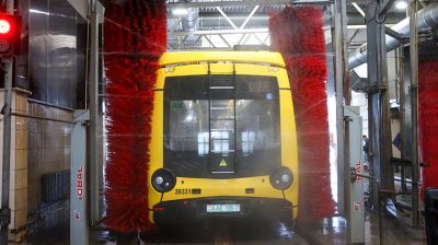 Чистота по регламенту: как готовят к рейсу автобусы, тепловозы и поезда метро