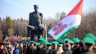 "Пусть скорбь и печаль обернутся в мужество ваше и силу". В Хатыни проходит всенародная вахта памяти