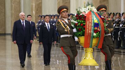 Лукашенко по прибытии в Пхеньян посетил Кымсусанский дворец Солнца и почтил память корейских вождей